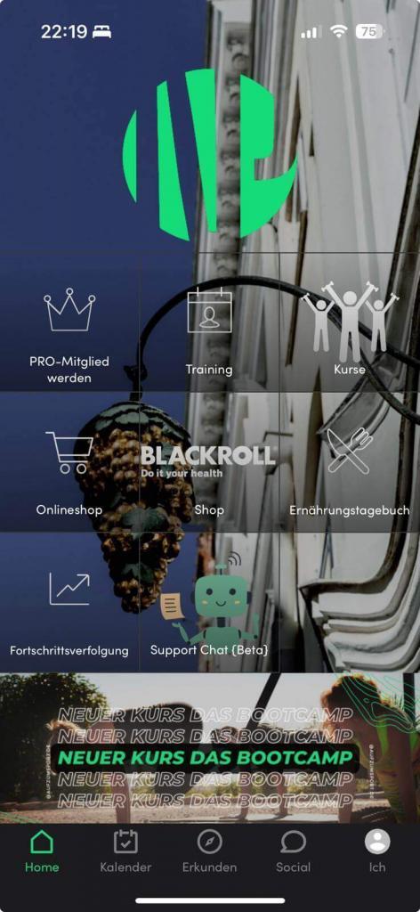 Startbildschirm der mobilen App mit dem Hintergrundbild eines Straßenschilds und eines Gebäudes. Die Oberfläche bietet Symbole für Mitgliedschaft, Training, Kurse, Shop, Ernährungstagebuch, Fortschrittsverfolgung und Support-Chat - ideal für alle, die einen Personal Trainer Lübeck suchen.