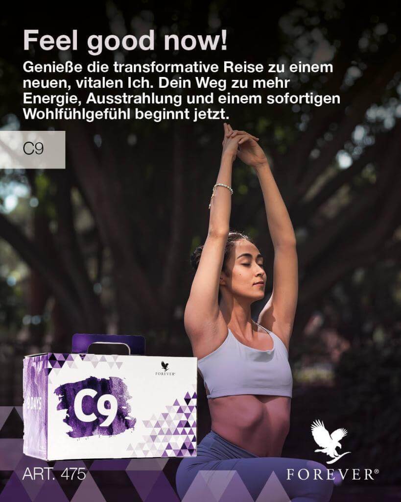 Eine Frau praktiziert Yoga im Freien mit erhobenen Armen, neben einer C9-Produktbox. Der Text in Deutsch hebt die Vorteile des C9-Programms für Fitness und Wohlbefinden hervor. Perfekt für Personal Training Bootcamp Lübeck Ahrensburg. Forever Living-Logo am unteren Rand.